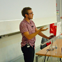 Jean-Loup donnant une introduction au framework django à Codeurs En Seine